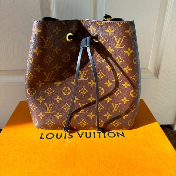 Authentic LOUIS VUITTON Monogram Neonoe Coquelicot Red Crossbody Handbag  Bag